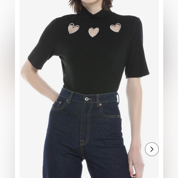 Hot Topic Triple Heart Cut Out Ribbed Short Sleeve Top - Picture 1 of 7